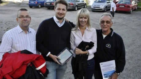 Pratade om sjösäkerhet gjorde från vänster Lars-Göran Nyström, Transportstyrelsen samt Fredrik Strömbäck och Jasmina Hasic från Sjöfartsverket. Till höger ses Tony Wärdig, WSSW. Foto: Kjell-Arne Karlsson