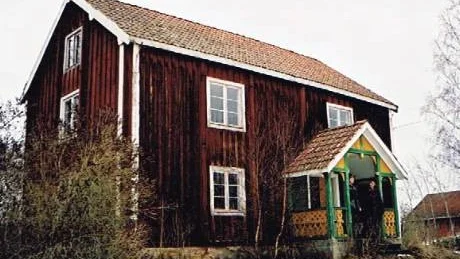 Så här såg huset ut när det stod på Gökstad i Lofta. Nu är det nedmonterat och lligger i högar där varje stock är märkt.