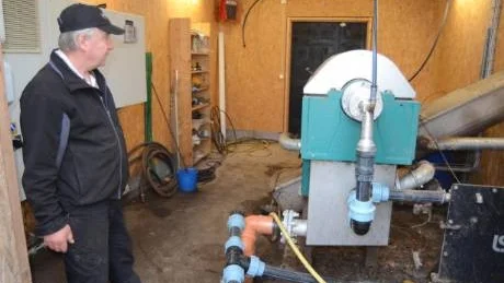 Lars Svensson, Odensviholm, visar den relativt enkla anordningen för att skilja vätskan från den fasta gödseln med centrifugalkraft. Foto: Hans Brandin
