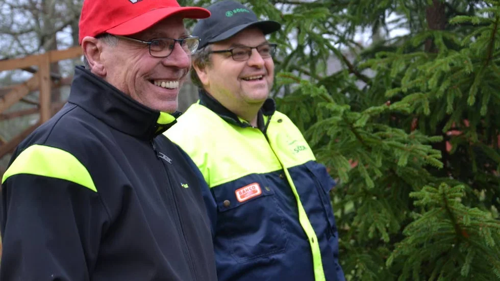 FÖRHOPPNINGAR. Svante Ottosson och Håkan Wärling hoppas att det kommer mycket folk till julmarknaden den andra advent.