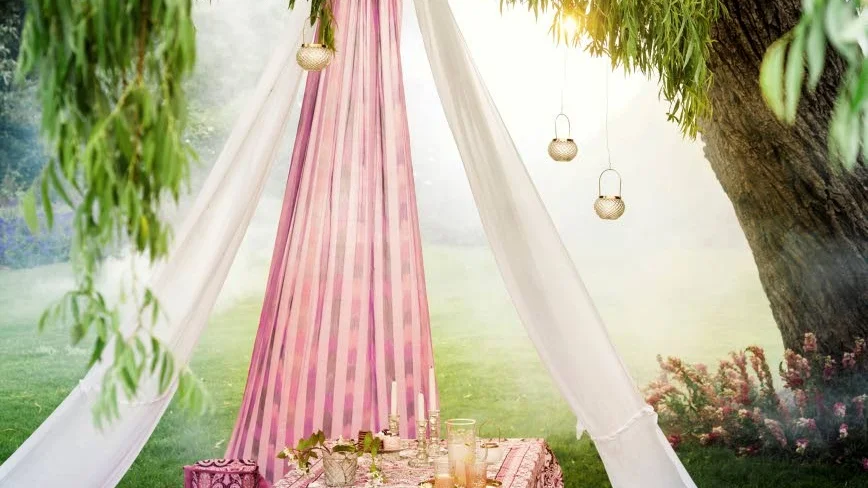 Picknick för en arabisk prinsessa? Orientaliska mönster, lyktor med detaljer i guld, från H&M Home.