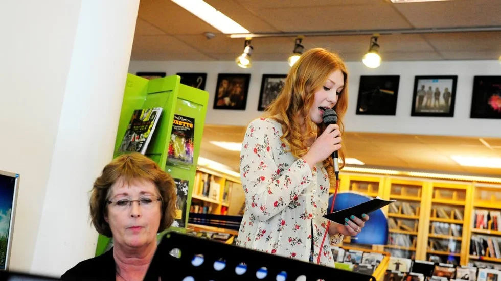 Jennifer Holm läste engelsk poesi på Musikbiblioteket. Från Kulturskolan fanns bland annat Liv Klasén på plats.