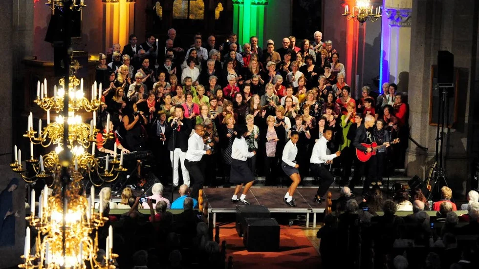 Här möttes samtliga deltagare i lördagens ovanliga musikfest i S:t Petri. Viktiga medverkande var de tre svenska solisterna: längst till vänster Magnus Spångberg, bredvid står trumpetaren Göran Rudbo och längst till höger Ken Westerholm med sin gitarr.