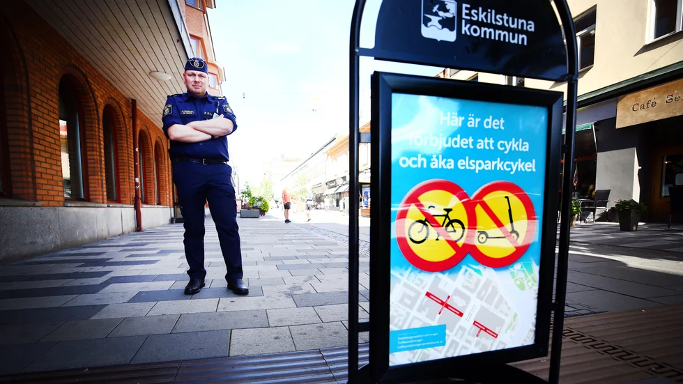 "Kommunen har haft skyltningar här men vi har inte kunnat göra något tidigare. Nu har vi lagstiftningen på vår sida och kan bötfälla de som kör här", säger Björn Thunblad, chef för trafikpolisen i Strängnäs och Eskilstuna, angående att det nu mer är förbjudet enligt lagstiftning att framföra elsparkcyklar på gångbanor.