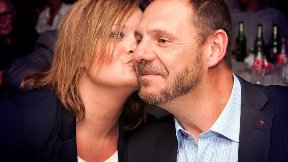 (S)egerkyss. Puss mitt kommunalråd? Tomas Kronståhl (S) erhåller en blöt puss av äkta makan Sara Kronståhl under Socialdemokraternas valvaka.