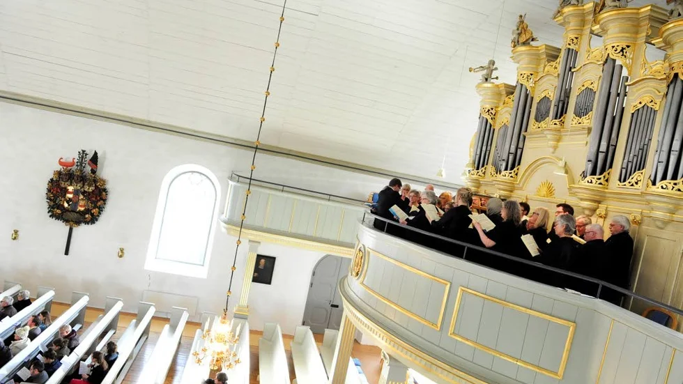 Koncentrerat. Gamleby vokalensemble på orgelläktaren.