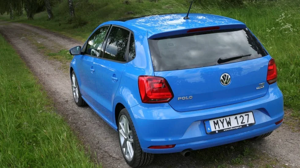 Titta ordentligt. Baklyktorna är faktiskt inte riktigt likadana som på fjolårets modell. Motormässigt är det en Polo GT men man har valt att sätta ett TSI-emblem på bakluckan.
Fotograf: Rolf Gildenlöw
