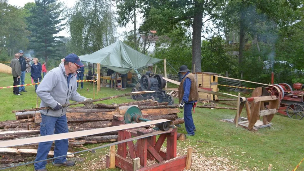 Arbete. I Hjorted kunde man se hur arbetet gick till förr.