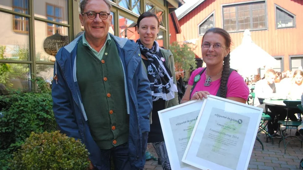 På turné. Miljöpartisterna Kew  Nordqvist, Anna Bodjo och Akko Karlsson besökte företag och institutioner med anknytning till företagande på landsbygden på onsdagen. Med sig hade man två diplom till förtjänta företag.