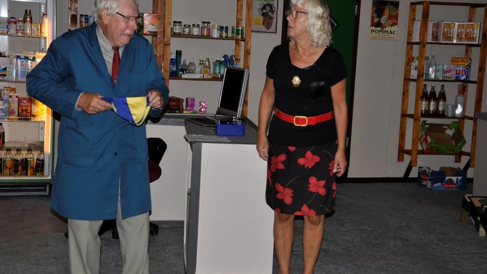 Otur. I alla fall i kärlek verkar den brodern Sten-Sture (Johnny Pettersson) ha. Han "tröstas" av Ewy (Sylvia Ström).