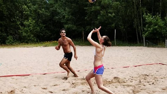 SPELAR. Rebecka Nylén och Albin Bytyqi spenderar gärna en ledig dag på volleybollplanen när temperaturen stiger.