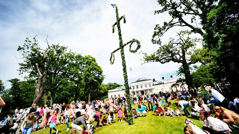 Högtid. Midsommarstångar finns det gott om i Västerviks kommun.