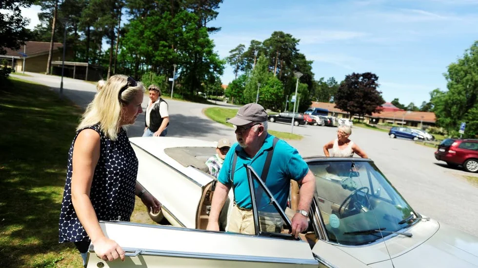 Hemma. Marie Kling hjälper sin pappa Jan Karlsson ut ur bilen när man återvände till Mimergården.