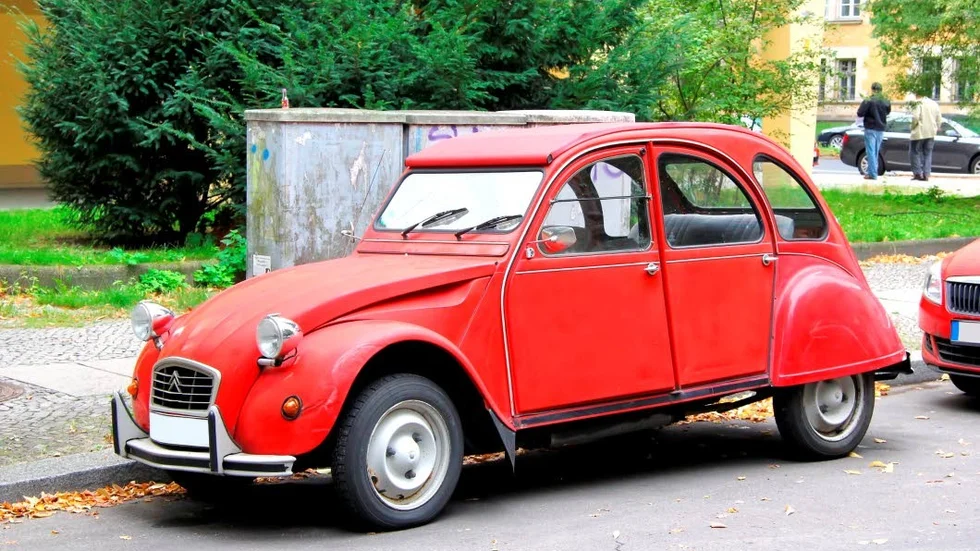 Citröen 2CV, 1949
Även bönderna behöver bilar, resonerade Citroënchefen Pierre-Jules Boulanger 1936. En bil som inte fick vara för dyr eller stor, men samtidigt skulle rymma hela familjen, en säck potatis på 60 kilo samt en korg ägg – utan att äggen krossades på de usla vägarna.
Med dessa begränsningar föddes idén till Citroën 2CV. Tyvärr kom andra världskriget mellan, och det dröjde till 1949 innan bilen såg dagens ljus. Den minimalistiska bilen med den fantastiska fjädringen fortsatte att tillverkas ända fram till 1990.