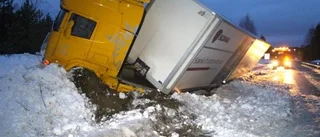 Lastbil i diket orsakade stopp på E22