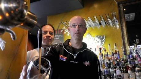 Magnus Svensson och Jan Åhman var tidigare anställda på Harrys. Nu laddar de om som nya ägare tillsammans med Violetta Hallin och Linda Åhman. Foto: Ashraf Isa