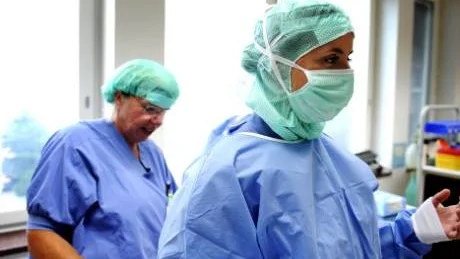Munskydd och skyddskläder på är vad som gäller när det är skarpt läge på operationsavdelningen. Inger Larsson Lockner, till vänster, är avdelningschef på operation, där Johanna Bergman jobbar som specialsjuksköterska. Foto: Magnus Karlsson