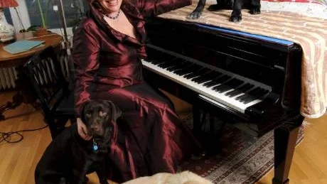 När Helena Döse vill koppla av tar hon med sina två labradorer, Malte och Ramos, på promenad.Foto: Privat