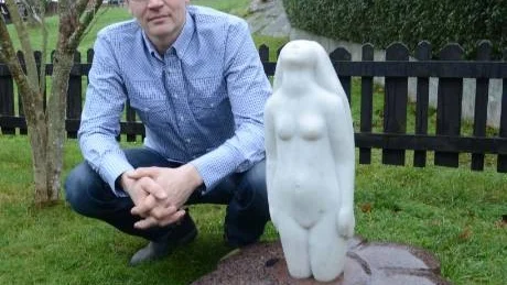 Skulptören Dimitri Jakimcuk flyttar till Gamleby från Lettland och håller som bäst på att bygga upp en ateljé. Har intill en av sina skulptrer - Tummelisa på ett näckrosblad. Foto: Hans Brandin