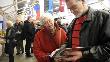 Hillevi och Bertil Andersson studerar årets resekatalog och försöker komma överens om vart nästa resa ska gå.