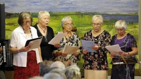 Sirenerna består av Siri Johansson, Elly Karlsson, Gerd Selerud, Lena Karlsson samt Maj Britt Pettersson.