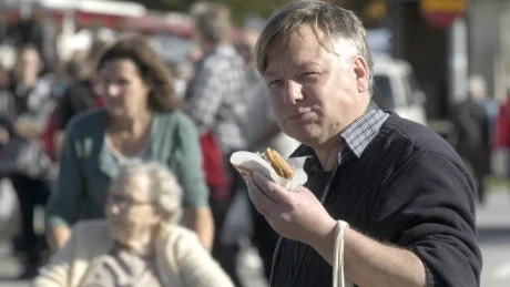 Mycket på Gamleby marknad handlar om att äta,  här klämmer Jan Cullberg en strömmingsburgare.