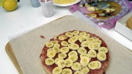 Här har Isabell Elmquist och Eira Mäkitalo kommit halvvägs i sitt skpande. De har kramat citronsaft på tårtbotten och bäddad med hallonsylt, bananskivor och äppleskivor.