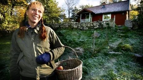 Helena Edman trivs i det varsamt renoverade gamla 1800-talstorpet, där hon kan praktisera sina tankar om hållbarhet och ett liv på naturens villkor.Foto: Matilda Ahl