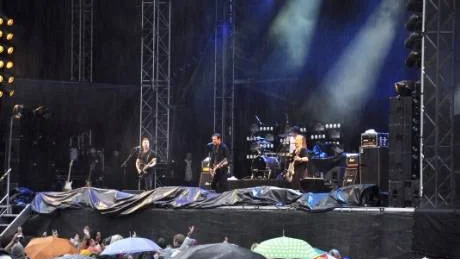 Royal Republic stod för festivalens första wow-känsla och publiken som trotsade regnet verkade hålla med.