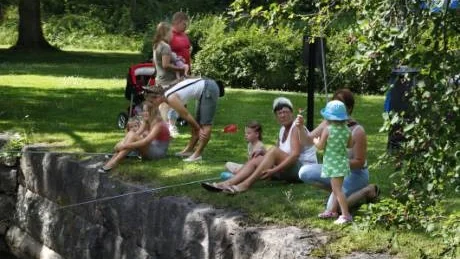 Vissa valde att bara ta det lugnt och sitta och meta en stund i Bruksparken.