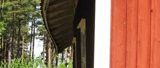 Fallfärdig kyrka på Hasselö