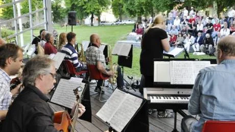 Christa Svensson var en av de duktiga elever från Kulturskolan som sjöng tillsammans med Västerviks Storband i Stadsparken på måndagskvällen.  Foto: Kjell-Arne Karlsson