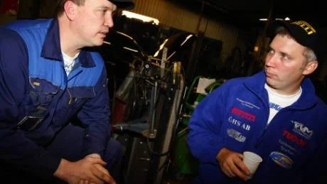 Bara några skruvar kvar till SM-medaljen. Jonas Wigren, till vänster, och kartläsaren Jon Magnusson, till höger, fick de sista reservdelarna från England på onsdagen. På lördag avgörs SM-rallyt i Norrköping.