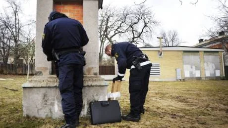 Här tar polisen hand om de väskor i Olof Palmes park som senare skulle visa sig innehålla stöldgods. Foto: Karin Hertz