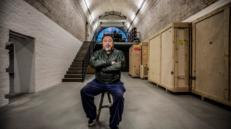 Den kinesiske exilkonstnären Ai Weiwei i sin underjordiska atélje i Berlin. Men när han skriver sina memoarer handlar det inte om konst utan uppväxten i Kina.