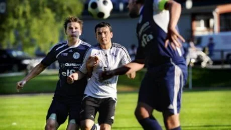 Mikael Halling, Gunnebo, kämpar om bollen med Ferdi Sajhadi, BoIS. Till höger Gunnebos Jonny Hultman. BoIS var överlägsna i går.Foto: Sara Wisnes.