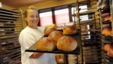 Annika Stagård har tillsammans med sin sambo, Anders Enoksson, tagit över Gamlebys hembageri. På lördag öppnar deras nyrenoverade Stagårds café och hembageri och fram till dess städas och bakas det för fullt.FOTO: ANDERS STEINER