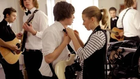 Gamlebybandet "Tisdag nästa vecka" är samlande innan scenframträdande. Alexandra Salminen hjälper sin bror David med flugan.