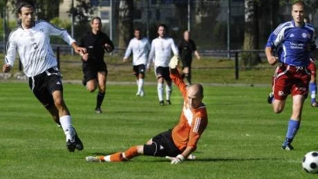 Daniel Farray, Västerviks BoIS, gör iskallt 1-0 bakom Virserum/Järnforsens målvakt Kenneth Olsson. Matchen slutade sedan 3-1 till BoIS. Foto: Karin Hertz