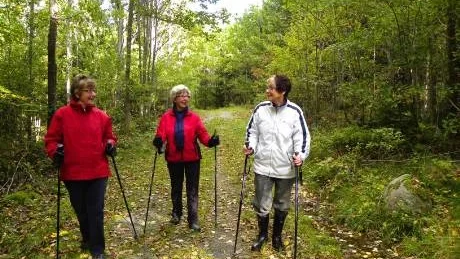 Hjördis Liljeberg, till vänster, Elsy Andersson och Valdy Ohlsson hör till järngänget i Ankarsrums PRO som gärna motionerar. Varje onsdagsförmiddag är det stavgång i motionsspåret i Ankarsrum.