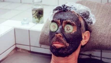 Stig-Helmer åker på spa i den femte filmen, "Hälsoresan" från 1999. Foto: SF