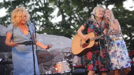 Cookies N´ Beans; Linda Ström, Charlotte Centerwall och Frida Öhrn, spelar country med en enorm energi och spelglädje. Sina låter skriver de ofta hemma i köket, gärna ihop med en lite virre. Foto: Staffan Eliasson