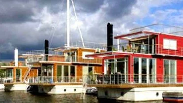 Under nästa år ska tillverkningen av husbåtar komma igång i Västervik. Planen är också att få till ett flytande bostadsområde vid Huges Marina.