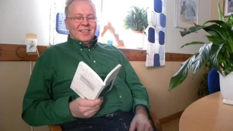 Sven-Åke Bylund i Gunnebo har kommit ut med en ny bok. "Min frus handväska" är titeln och han har även illustrerat  bilderna i miniromanen.