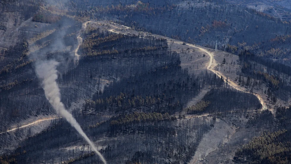 Skogsbranden i nationalparken Serra da Estrela i Portugal uppgavs i torsdags vara under kontroll, men myndigheterna varnar för en ny värmebölja med extrem brandrisk.