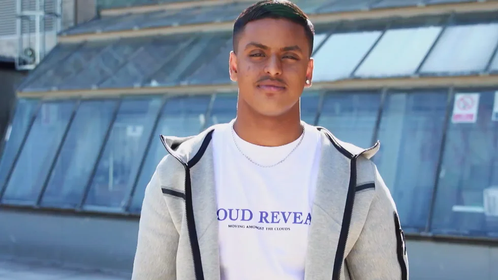 Shimanto Akter från Gällivare syntes i tisdagens avsnitt av "Idol" där han lyckades övertyga juryn om att han ska fortsätta vara med i tävlingen.