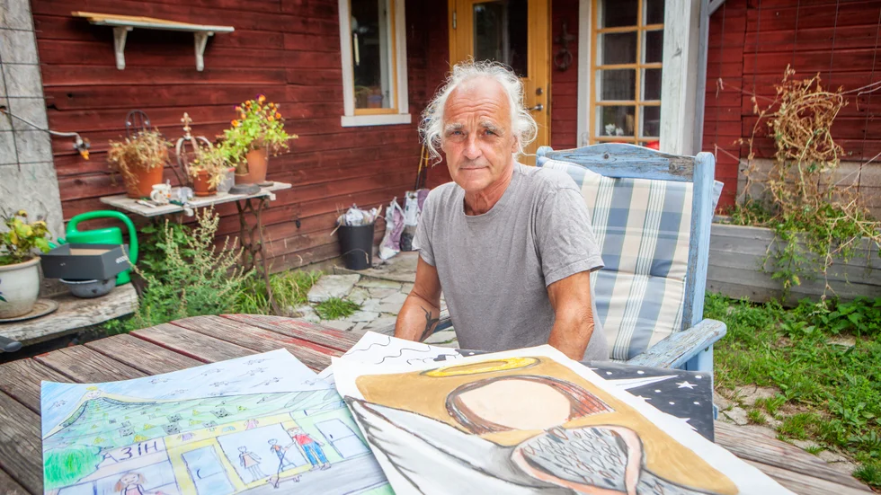Niko Caspers fick med sig teckningar från ukrainska barn, alla med motiv sprungna ut krigets fasor. De kommer så småningom att visas i Visby domkyrka.