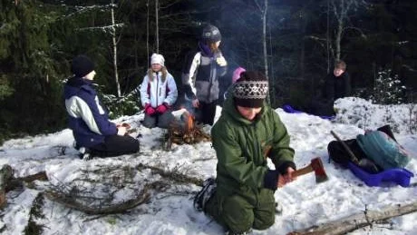 Det fanns gott om lägereldar i skogen vid Hummelstad när scoutkåren prövade matlagning över öppen eld.