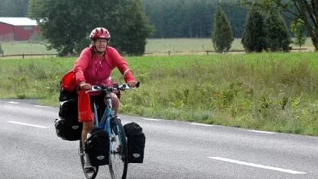 Dryga 25 kilo packning finns det på Margareta Dahlkvists cykel, på vilken hon åkt nästan 475 mil då hon är hemma i Halmstad igen.