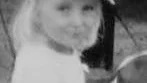 Majken fyller fyra år och får grattiskramar från mormor, morfar och övriga släkten.